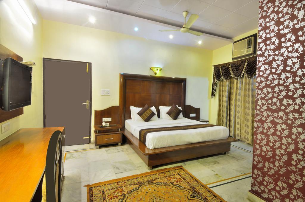 Hotel Roopa International Amritsar Esterno foto